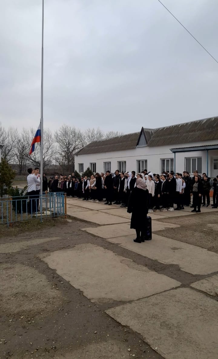 Церемония поднятия флага.