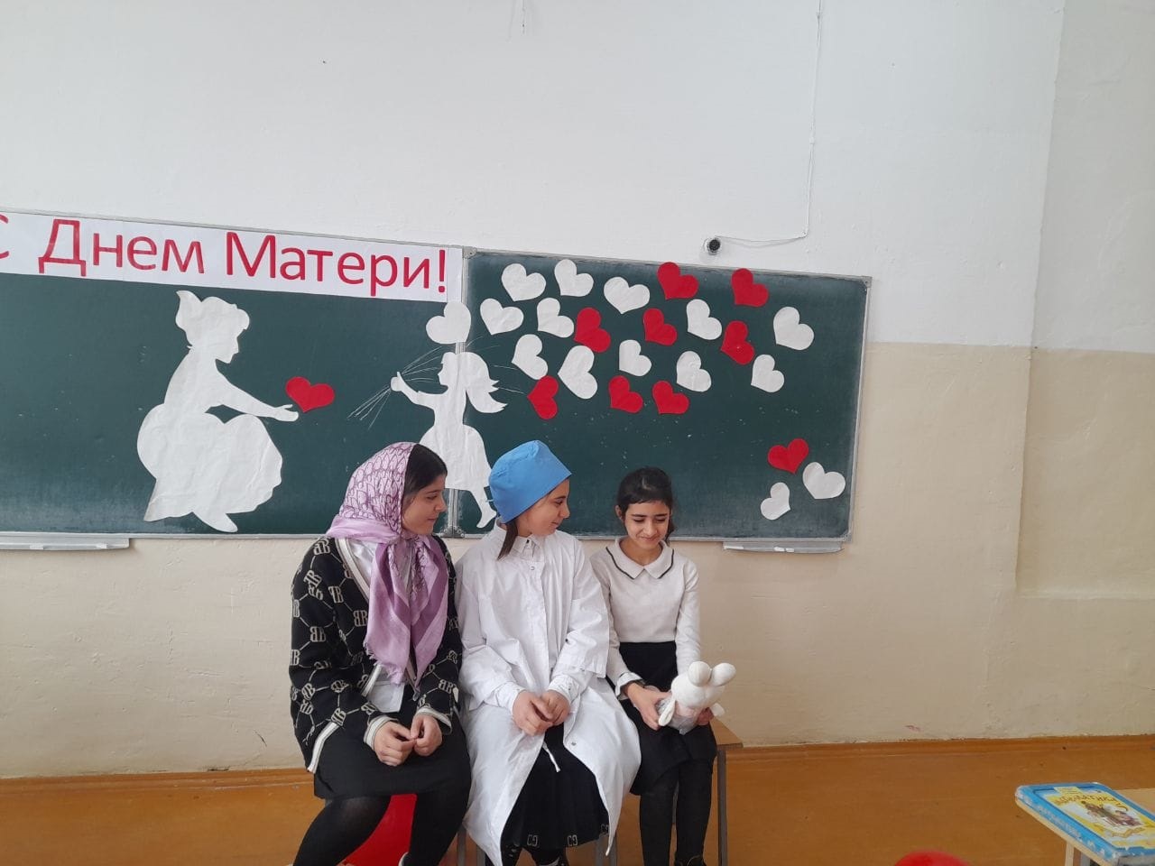 Сценка ко Дню матери &amp;quot;Три мамы&amp;quot;.